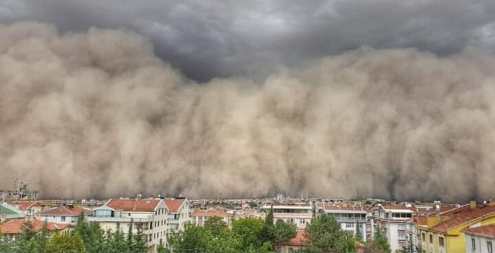 Ankara’da kum fırtınası! Polatlı ilçesi karanlığa büründü