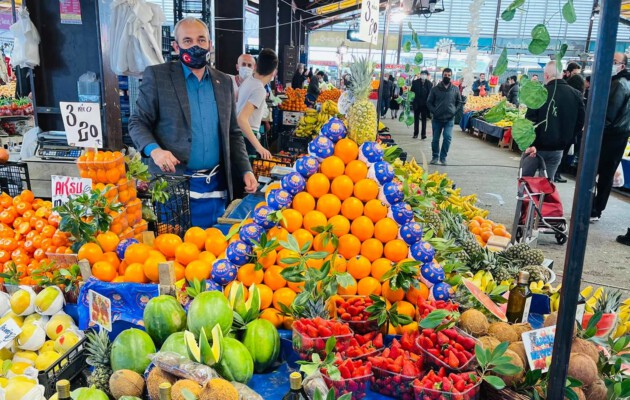 Bursa’da vatandaşlar pazarlara koştu! Marketler fiyatları indirdi! Pazarcılar Oda Başkanı naylon indirime isyan etti!