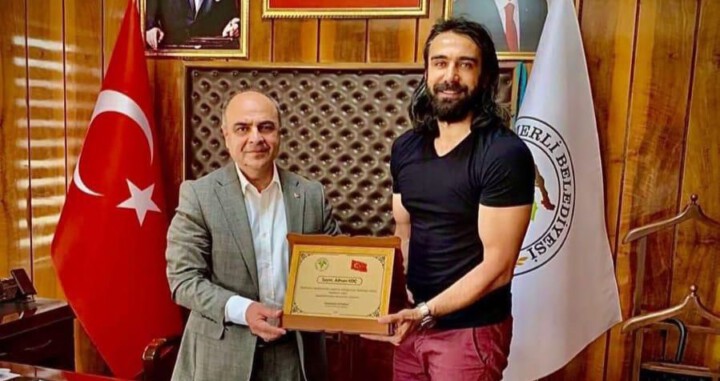 Ünlü Oyuncu Adnan Koç’a Plaket