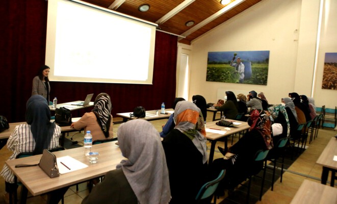 Çiftçi Evi’nde kadın derneklerine hijyen eğitimi