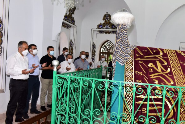 YILMAZ BAYRAMI YILDIRIM BEYAZIT CAMİİ’NDE KARŞILADI