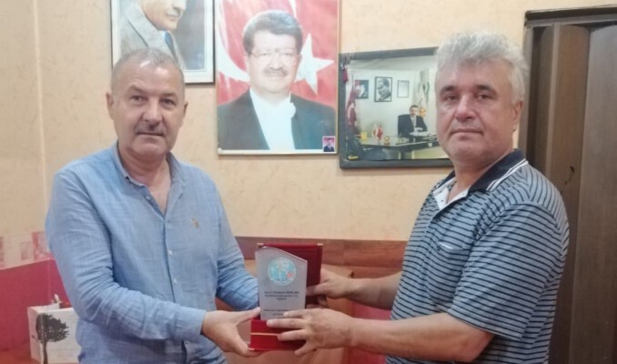 İrfan Özen’den BALGÖÇ’e Plaket! Özen; “Belediyede Önce Zihniyet Değişmeli!”