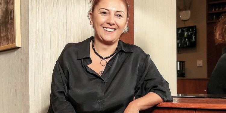 GÜNAY KARACAOĞLU, “MÜCADELE ETMEK İÇİN ELİMİZDE TEK DEĞNEK VAR, O DA GÜLMEK”. RÖPORTAJIN TAMAMI MİLLİYET SANAT EYLÜL 2021 SAYISI’NDA!