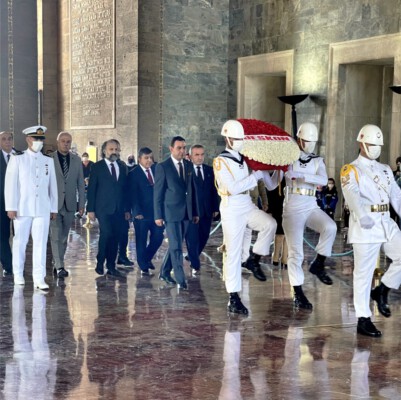 UESKON Heyeti Anıtkabir’i Ziyaret Ederek Anıtkabir Özel Defteri’ni İmzaladı.