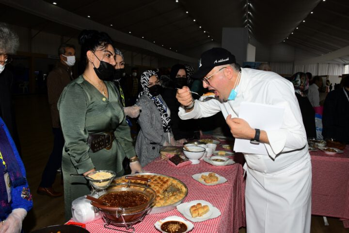 BAYBURTLU KADINLAR İSTANBUL’DA YEMEKLERİYLE YARIŞTILAR AYVAZŞEF’ten ALTINLARI KAPTILAR