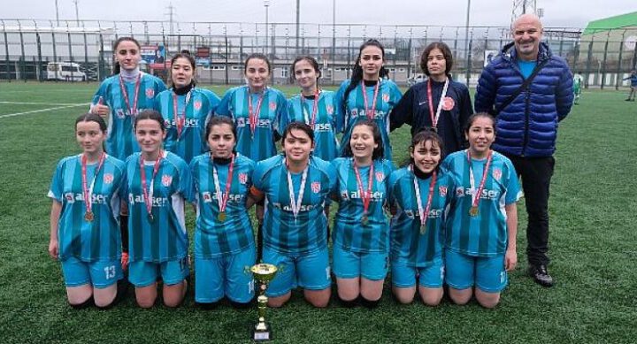 YILDIRIM MESLEKİ VE TEKNİK ANADOLU LİSESİ KIZ FUTBOL TAKIMI BURSA ŞAMPİYONU