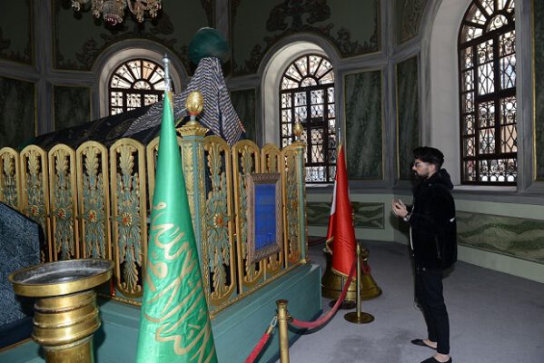 EMİR SULTAN’DA DUA ETTİ