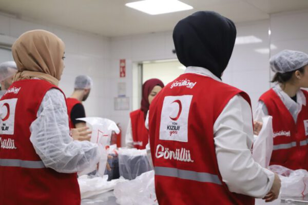 TÜRK KIZILAY BURSA, 30 BİNİN ÜZERİNDE SICAK YEMEK DAĞITTI