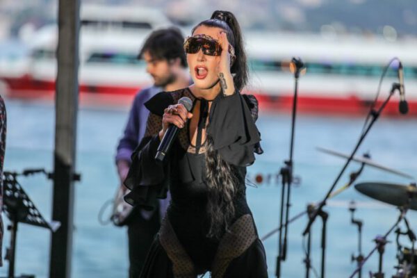 HANDE YENER HABER KOZMİK HANDE BOĞAZ’DA BÜYÜLEDİ!