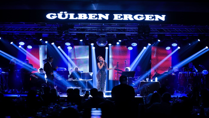 Gülben Ergen ‘in konser şıklığı…