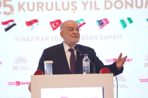 Karamollaoğlu Bursalı Milli Görüşlülerle bir araya geldi