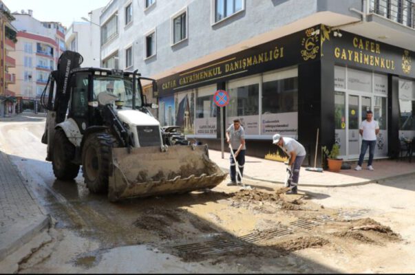 MUDANYA’DA SEL SONRASI ONARIM VE TEMİZLİK ÇALIŞMASI DEVAM EDİYOR