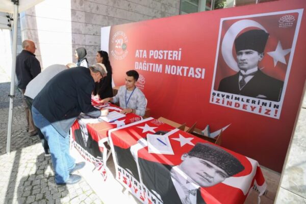 NİLÜFER BELEDİYESİ’NDEN VATANDAŞLARA ÜCRETSİZ ATA POSTERİ