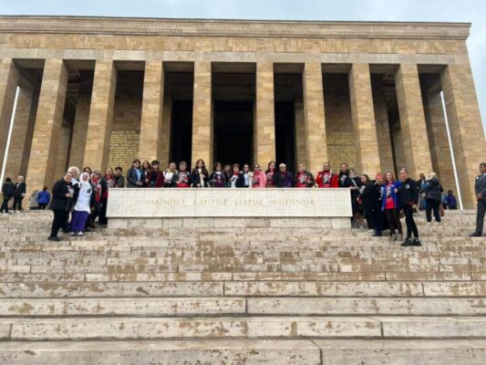 Bursa Artvinli Kadınlar Derneği; Atamızın Huzurda Söz Veriyoruz! Cumhuriyetimize Sahip Çıkacağız!