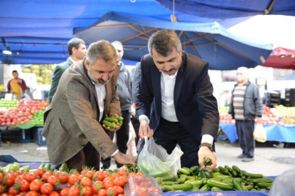 BAŞKAN YILMAZ, PAZARCI ESNAFIYLA BULUŞTU