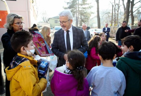 BAŞKAN ERDEM’DEN ÇOCUKLARA YENİ YIL HEDİYESİ