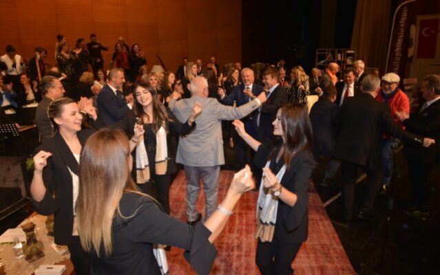 Kitaplar bilet oldu Şarkılar öğrenciler yararına söylendi