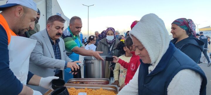 Başkan Sunar’a Çocuklardan sevgi ağı