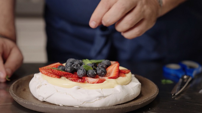 İyi bir pavlova yapmanın püf noktası: SatisFry Air & Grill Multi Cooker Somer Şef’ten bahara özel tatlı tarifi