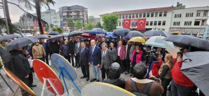 BURSA’DA, SAĞANAK YAĞMUR ALTINDA ATATÜRK SEVGİSİ…