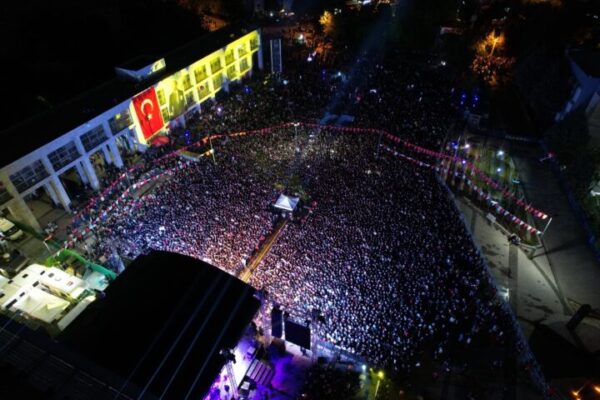 NİLÜFER’DE BİNLERCE KİŞİ 19 MAYIS’TA İKİNCİ YÜZYILA YÜRÜDÜ