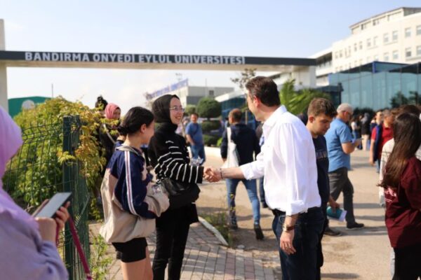 BANDIRMA BELEDİYESİ ÜNİVERSİTE ADAYLARININ YANINDA