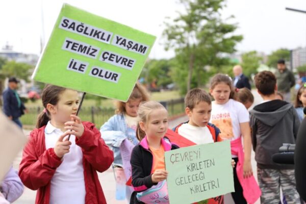 MARMARA DENİZİ GÜNÜ’NDE BANDIRMA’DA GENİŞ ÇAPLI KIYI TEMİZLİĞİ YAPILDI