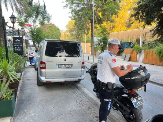 TRAFİK ZABITA EKİPLERİ DENETİMLERİNİ SÜRDÜRÜYOR