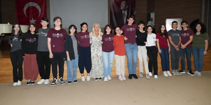 AYŞEGÜL DİNÇKÖK ve PROF. DR. FÜSUN AKARSU, ÖZEL YETENEKLİ ÖĞRENCİLERİN OKULU TEVİTÖL’ÜN İLK GÜNÜNDE İLK DERSİ VERDİLER!