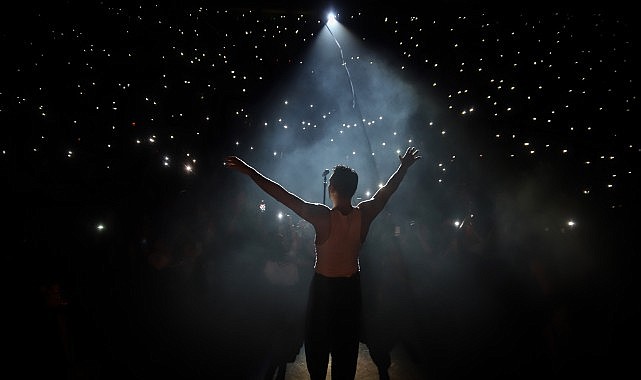 HARBİYE AÇIK HAVA’DA İKİ GECE ÜST ÜSTE KONSER VEREN EMİR CAN İĞREK “SAVAŞA HAYIR” DEDİ