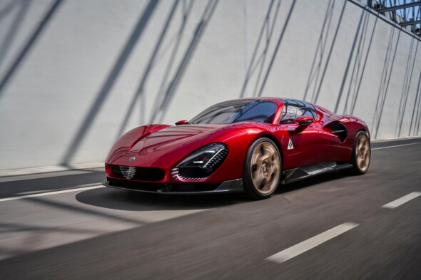 Alfa Romeo 33 Stradale 2024 Yılının Yeni Otomobili Yarışması’nın Yıldızı Oldu