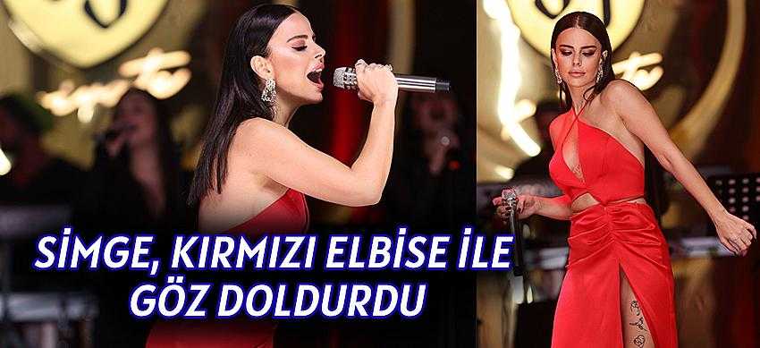 Simge kırmızı elbisesiyle de göz doldurdu