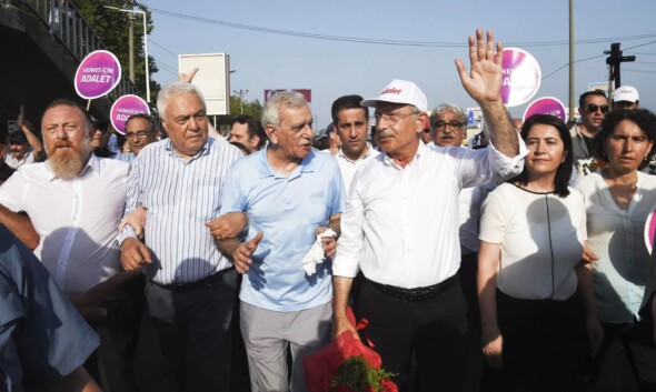 TBMM ASLİ GÖREVİNİ YAPMALI VE DAHA FAZLA GÜVENLERİ SARSMAMALIDIR. AYRICA KİRLİ AKAN SUDA DEFALARCA YIKANILMAZ… SAYIN KEMAL KILIÇDAROĞLU’DA YALNIZ DEĞİLDİR.