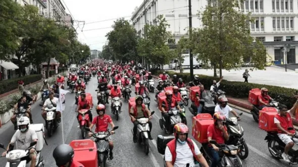 Kent İşçisi Moto Kuryelerin Sessiz Çığlığı: Düşük Ücret ve Tehlikeli Koşullarda Hayatta Kalma Mücadelesi