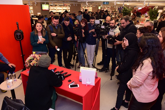 Alanson, Sanatçının Öyküsü kitabını D&R’da küçük okurlar için şarkılar eşliğinde imzaladı.