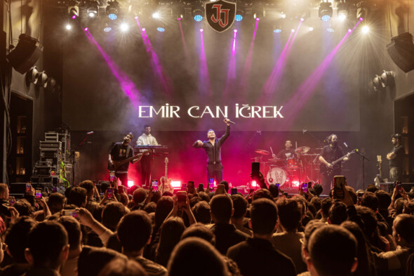 Emir Can İğrek İstanbul’da Jolly Joker Atakent’te Konser Verdi