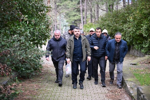 BURSA’YA YENİ DOĞA TURİZMİ ROTASI KAZANDIRILIYOR -BURSA’YA YENİ NEFESYıldırım Belediyesi Bursa’nın sayılı doğa turizmi destinasyon alanlarından biri olan Küreklidere Şelalesi’ni de içine alarak gerçekleştireceği renovasyon çalışmaları kapsamında bölgeye çocuk köyü, yürüyüş alanları ve günübirlik tesisten oluşan bir orman parkı kazandıracak. -Yıldırım Belediye Başkanı Oktay Yılmaz: “Bursa’mızın önemli değerlerinden olan Küreklidere Şelalemizin hemen yanı başına bir orman parkı kazandırmanın heyecanı içerisindeyiz.” BURSA- Ekosistem yaklaşımı ile doğal kaynaklara zarar vermeden bölgenin ekonomik ve sosyal yönden kalkınmasını sağlamak için düğmeye basan Yıldırım Belediyesi, “Uludağ’ın incisi” olarak bilinen, eşsiz doğal güzelliklere sahip Küreklidere Şelalesi’nin turizme kazandırılması amacıyla atıl halde bulunan kent ormanında renovasyon çalışmaları gerçekleştirecek. Çalışmalar kapsamında bölgeye çocuk köyü, yürüyüş alanları ve günübirlik tesisten oluşan bir orman parkı kazandırılacak. Doğa ile iç içe bir yaşam alanı sunmanın yanında, bölgenin turistik çekiciliğini artırmak ve Bursa’nın doğa turizmi alanındaki potansiyelini daha da güçlendirecek proje hem yerel halkın yaşam kalitesini artıracak hem de şehre gelen ziyaretçilere unutulmaz doğa deneyimleri sunacak. Bölgede keşif yaparak incelemelerde bulunan Yıldırım Belediye Başkanı Oktay Yılmaz, ‘Orman Parkı’nı 1 yıl içerisinde Bursalıların hizmetine sunmayı hedeflediklerini kaydetti. Belediye Başkanı Oktay Yılmaz, gerçekleştirecekleri renovasyon çalışmasıyla birlikte, orman parkının yaklaşık 2 kilometre yukarısında bulunan ve 82 metreden dökülen sularıyla ziyaretçilerine eşsiz doğal güzellikler sunan Küreklidere Şelalesi’nin de marka değerinin artacağını ifade ederek “Türkiye’nin önde gelen kış turizmi merkezlerinden Uludağ’ın büyük bölümünde yemyeşil ormanlar, irili ufaklı şelaleler ve tarih kokan yerleşkeler bulunuyor. Bu güzellikler arasında yer alan ve tüm heybetiyle suyu dökülen Küreklidere Şelalesi, büyüleyici görünümüyle ziyaretçilerini etkiliyor. Şelaleye ulaşan patikalar, orman içinden geçip birkaç noktada dereyle kesişiyor. Derenin bir bölümünde çoğaldıktan sonra süzülerek dökülen ve kulaklarda hoş bir seda bırakan su sesleri de ilgiyle dinleniyor. Yıldırım Belediyesi olarak bu bölgenin de turizm değerini artıracak, bölgeyi bir cazibe merkezi haline getirecek önemli bir projenin startını veriyoruz. Gerçekleştirdiğimiz çalışmalar sonrası bölge, Bursa’mıza değer katacak” dedi.