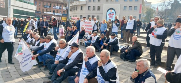 Emekliler’den zamlara oturma eylemli protesto