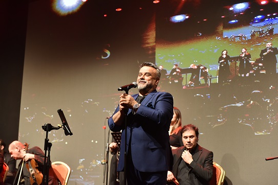 Bülent Serttaş Artemis Halı Bayi Toplantısında Sahne Aldı