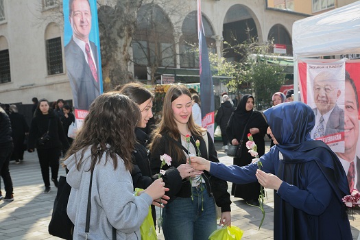 Saadet Bursalı Kadınlar 8 Mart’ta Karanfil Dağıttı